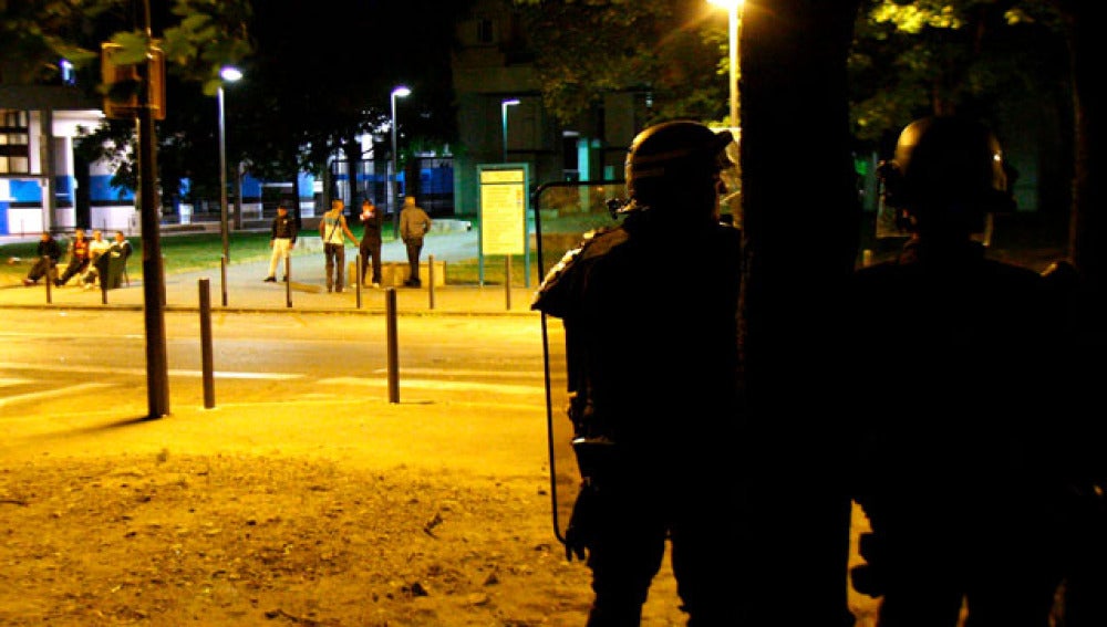 Tercera noche de violencia urbana en Grenoble. 