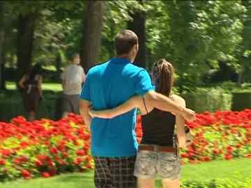 Pareja paseando en el parque Pareja paseando en el parque