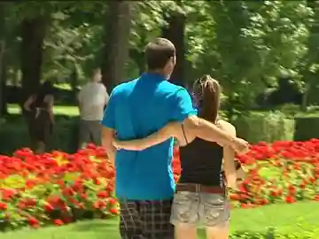 Pareja paseando en el parque Pareja paseando en el parque