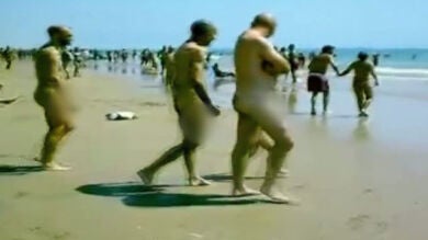 Increpan a tres hombres por hacer nudismo en una playa donde estaba prohibido