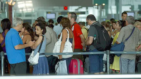 Pasajeros esperan en el Prat Pasajeros esperan en el Prat