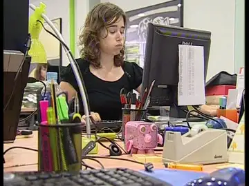 Una trabajadora agobiada en la oficina Una trabajadora agobiada en la oficina
