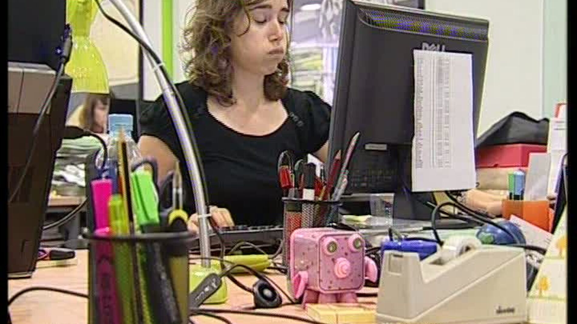 Una trabajadora agobiada en la oficina