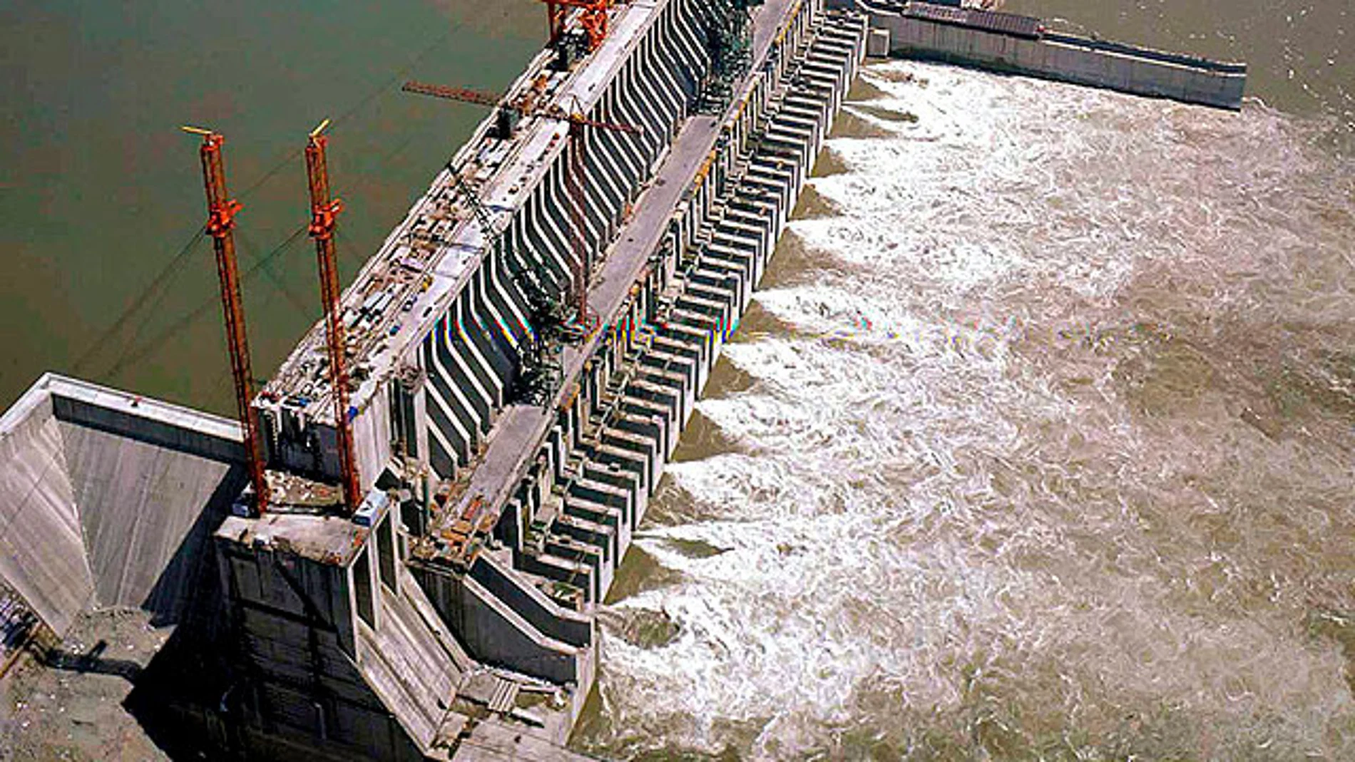 la presa de las Tres Gargantas expulsando agua la presa de las Tres Gargantas expulsando agua