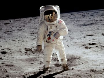 El astronauta Amstrong en la luna