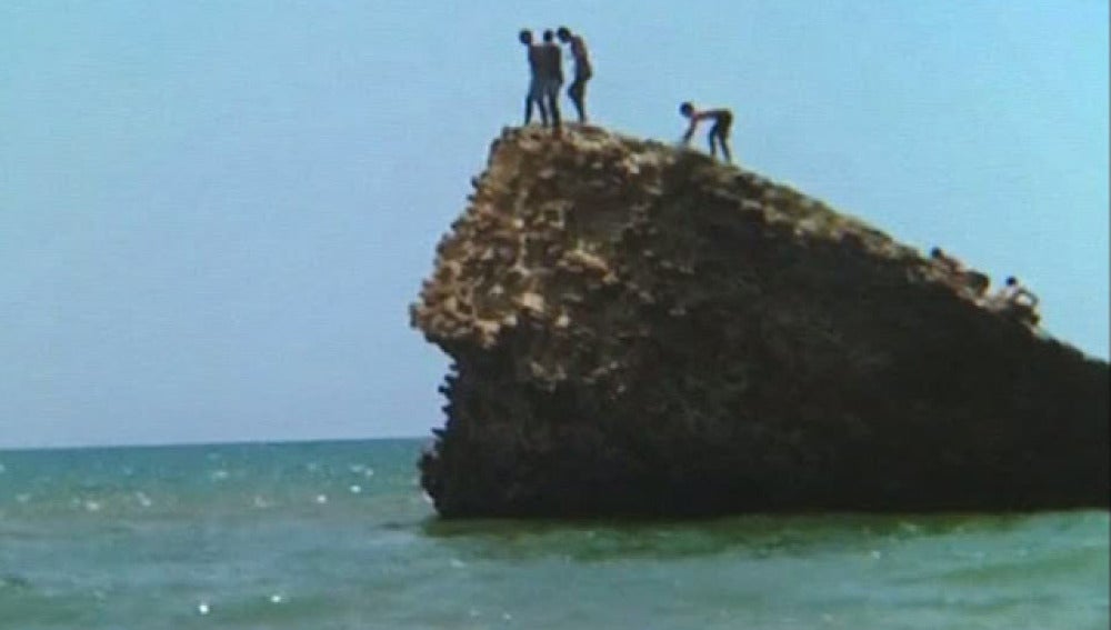 Jóvenes saltando en la playa de Matalascañas