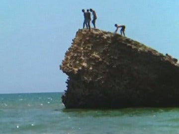 Jóvenes saltando en la playa de Matalascañas