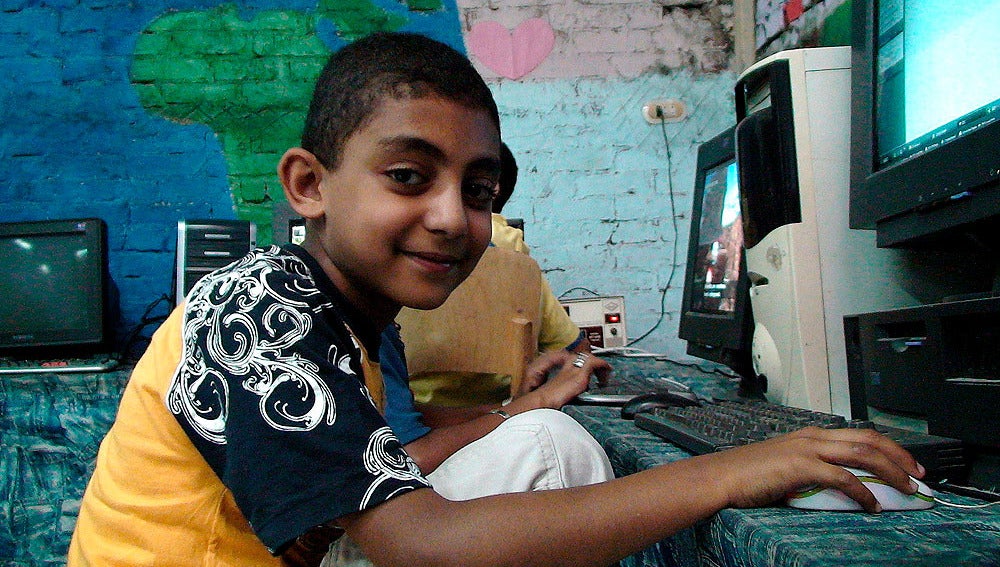 Un niño en la escuela se conecta a Internet