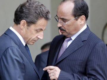 El presidente de Mauritania, Mohamed Ould Abdel Aziz, charla con Nicolás Sarkozy
