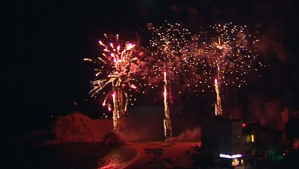 El cielo de Blanes, lleno del luz y color gracias a un concurso de fuegos artificiales