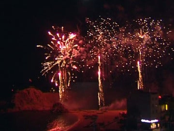 El cielo de Blanes, lleno del luz y color gracias a un concurso de fuegos artificiales