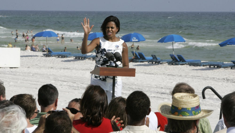 Michelle Obama durante un discurso en la playa