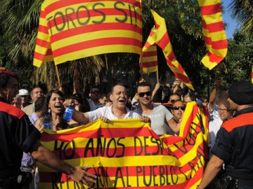 Gente protestando a favor de los toros en Barcelona