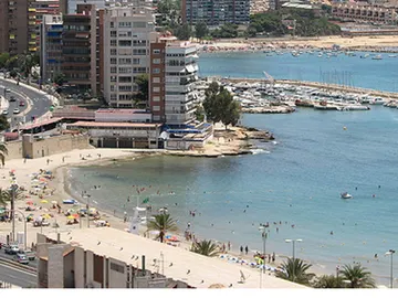 Un vertido de gasoil obliga a cerrar la playa de la Albufereta Un vertido de gasoil obliga a cerrar la playa de la Albufereta