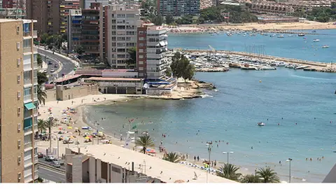 Un vertido de gasoil obliga a cerrar la playa de la Albufereta Un vertido de gasoil obliga a cerrar la playa de la Albufereta