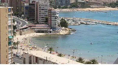 Un vertido de gasoil obliga a cerrar la playa de la Albufereta Un vertido de gasoil obliga a cerrar la playa de la Albufereta