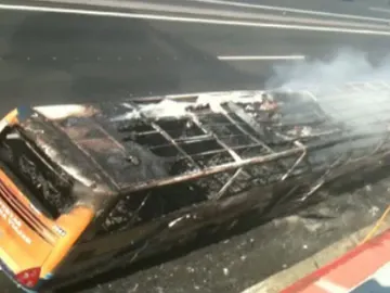 Un autobús se incendia en la A2 Un autobús se incendia en la A2