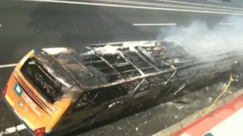 Un autobús se incendia en la A2 Un autobús se incendia en la A2