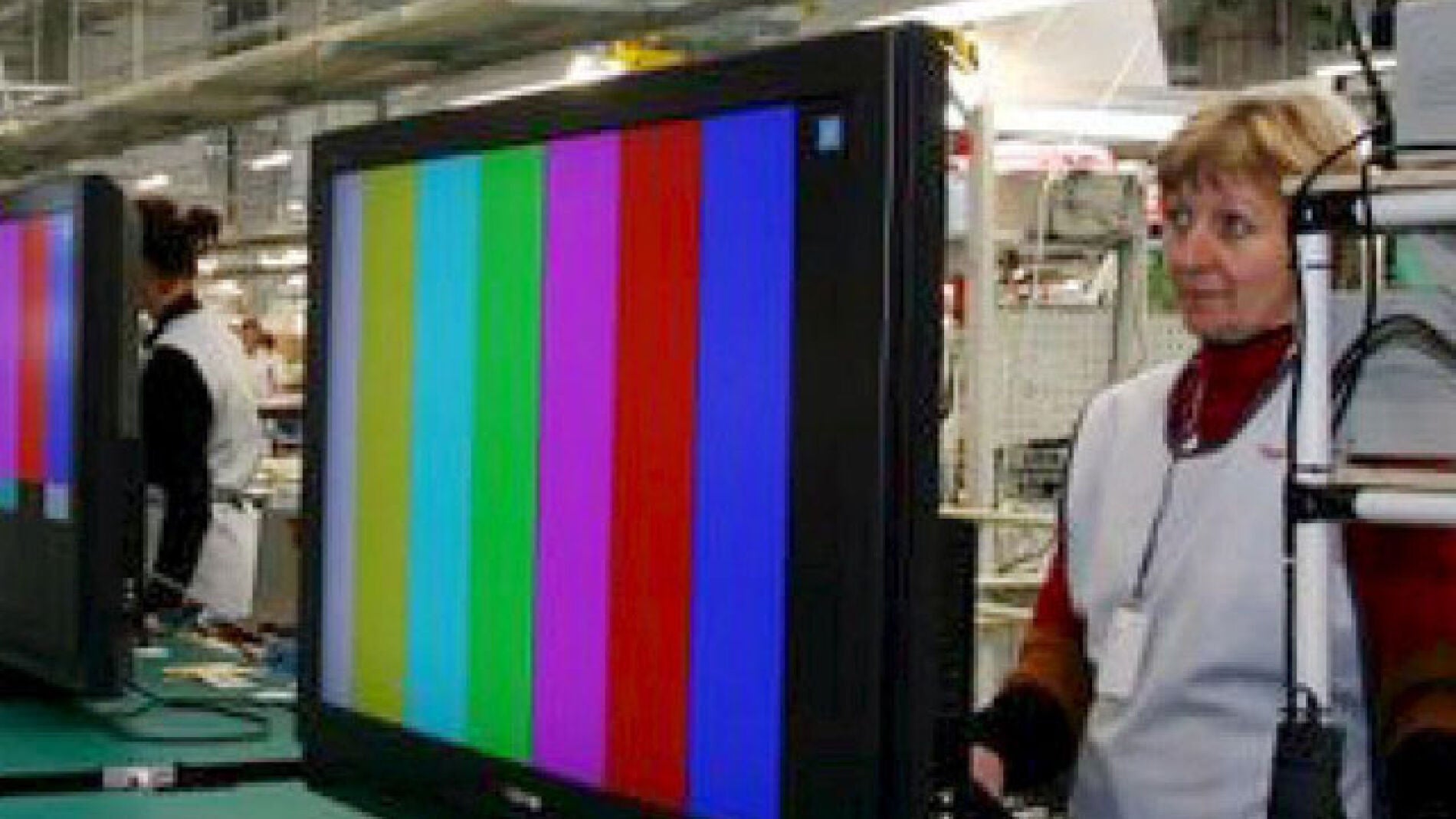Trabajadora de Toshiba en una f&aacute;brica