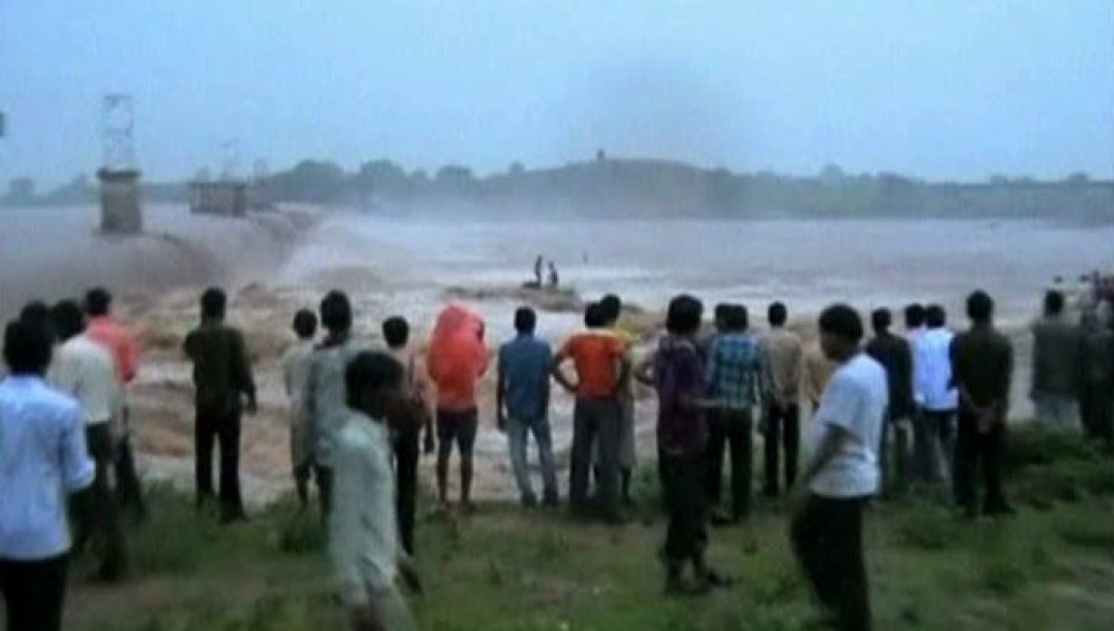 Dos pescadores atrapados en el río Daksan, en India, por fuertes inundaciones