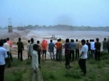 Dos pescadores atrapados en el río Daksan, en India, por fuertes inundaciones