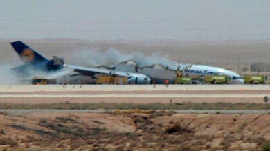 Un avión de carga choca y se parte en dos al aterrizar en Arabia Saudí