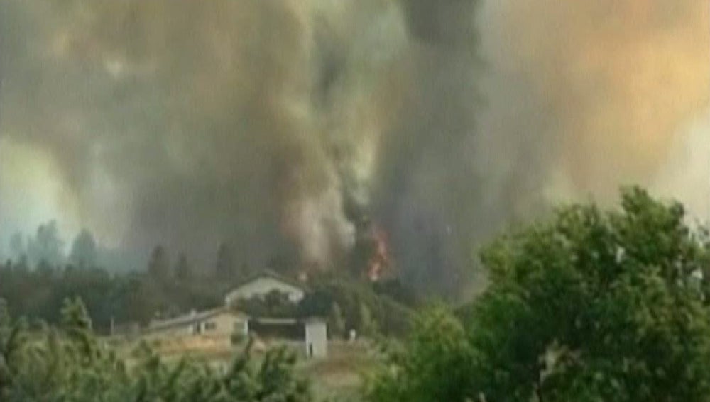 Bomberos trabajan contra las llamas en California