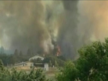 Bomberos trabajan contra las llamas en California