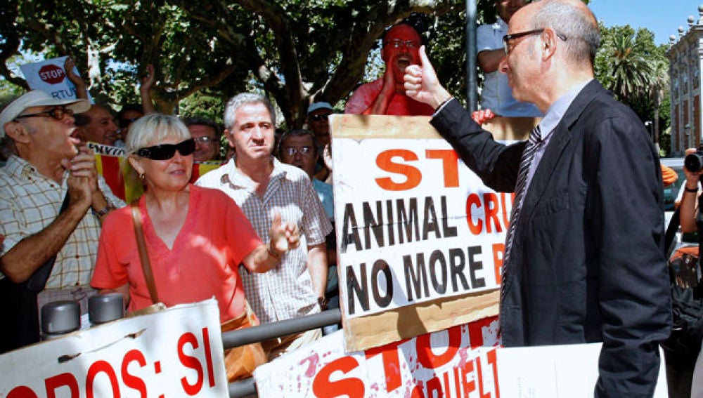 Francesc Baltasars felicita a los antitaurinos