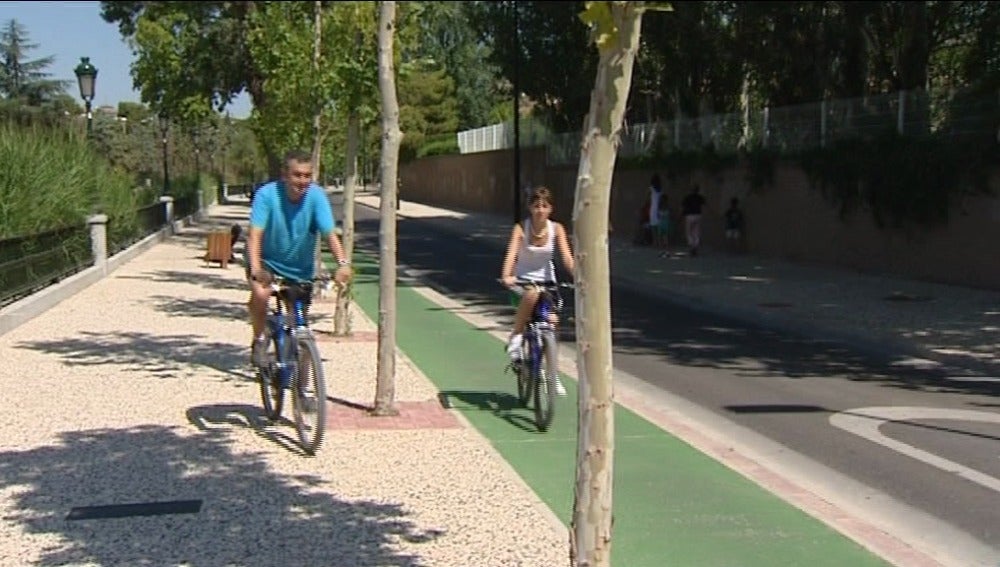 Ciclistas en el carril bici