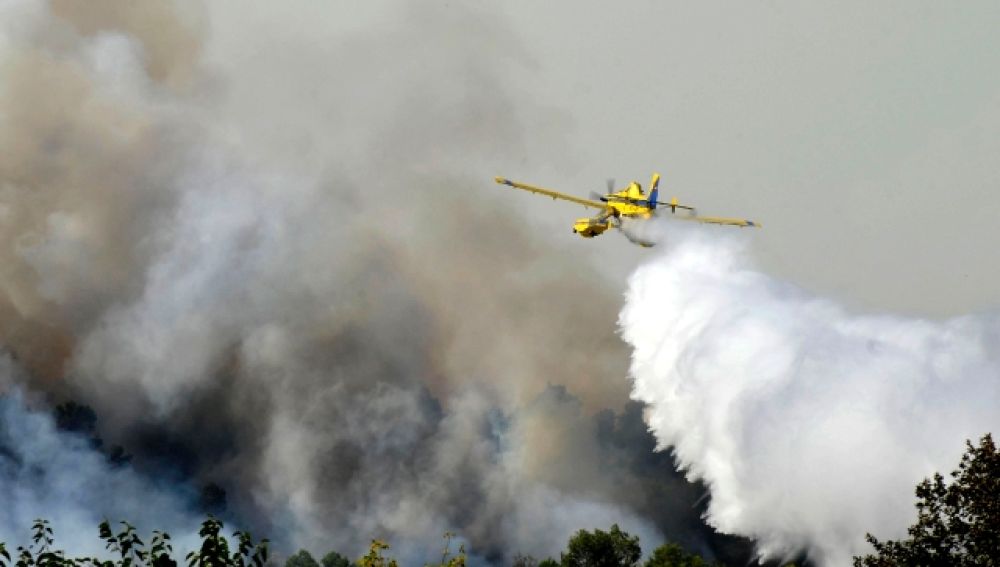 Aviones apagando el incendio