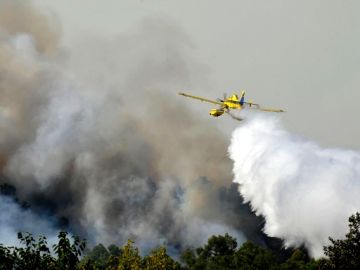 Aviones apagando el incendio Aviones apagando el incendio