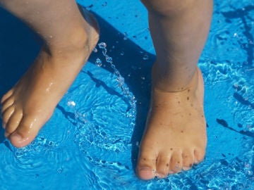 Un niño se baña en una piscina