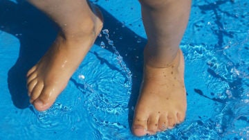 Un niño se baña en una piscina