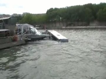 Un autobús cae al río Sena en París