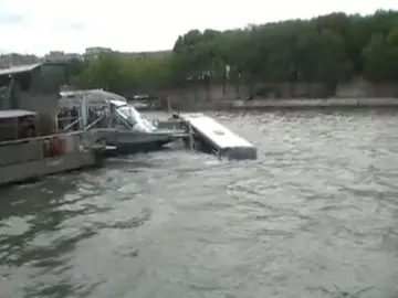 Un autobús cae al río Sena en París Un autobús cae al río Sena en París