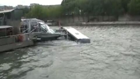Un autob&uacute;s cae al r&iacute;o Sena en Par&iacute;s