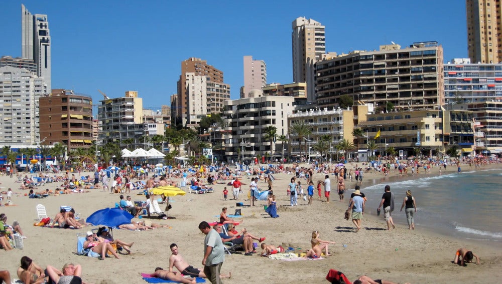 Playa con apartamentos al fondo