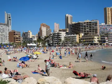 Playa con apartamentos al fondo Playa con apartamentos al fondo