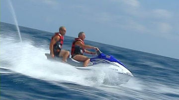 Dos personas sobre una  moto acuática