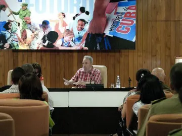 Castro con jóvenes cubanos Castro con jóvenes cubanos