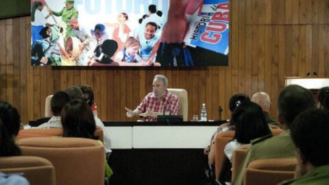 Castro con j&oacute;venes cubanos