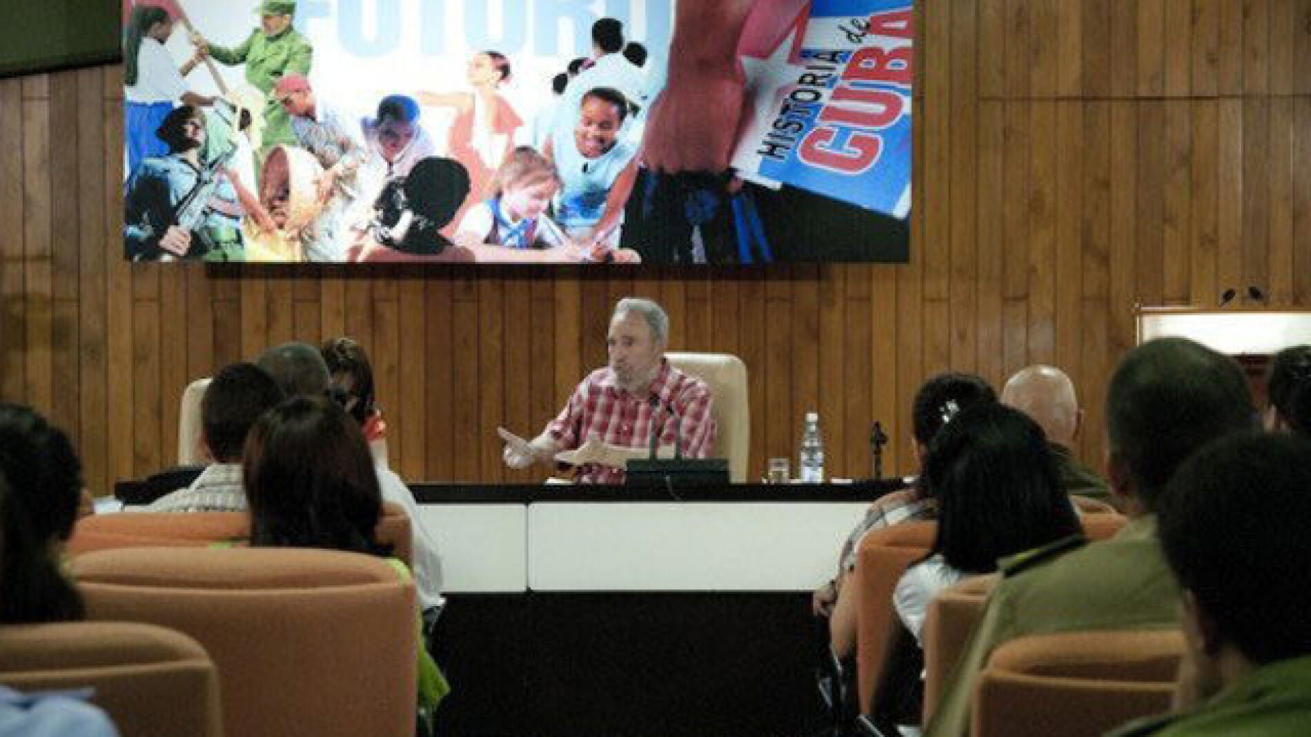 Castro con j&oacute;venes cubanos