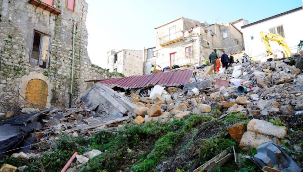 Así han quedado los restos del edificio derruido