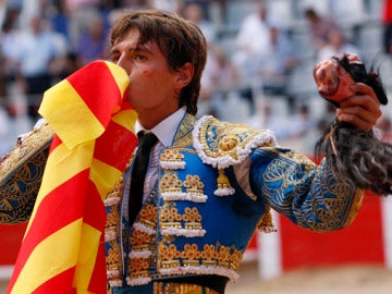 Miguel Tendero da la vuelta al ruedo tras cortar dos orejas y el rabo 