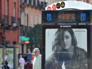 Termómetro en una parada de autobús