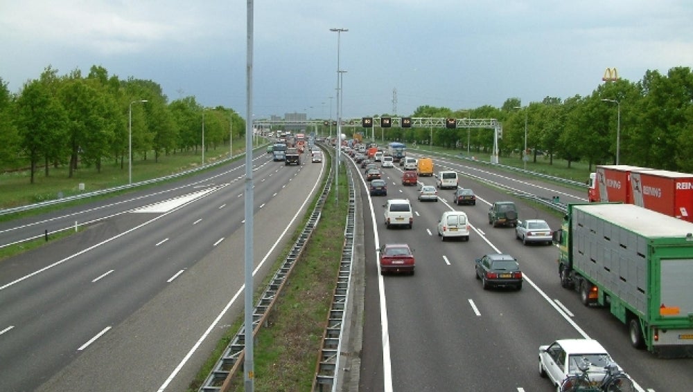 Camiones y coches en la carretera