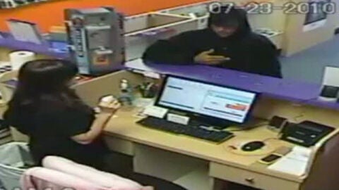 Un ladr&oacute;n se arrepiente de un atraco 