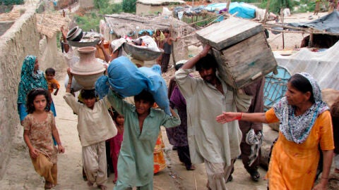 Varias personas abandonan su pueblo