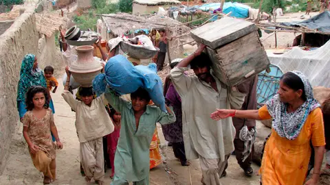 Varias personas abandonan su pueblo Varias personas abandonan su pueblo